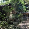 静かな山里の春田八幡神社の参道に御堂があります。