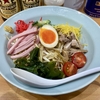 【今週のラーメン５４９３】ラーメン 関口（東京・東小金井）［限定］冷やし中華 ねぎ ＋ ニラもやし ＋ サッポロ赤星２本　〜創作意欲尽きぬラーショ系で王道極まる町中華系冷やし中華！ミスマッチ感が楽しくて旨し！