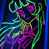 蛍光色の絵具で絵を描く