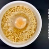 たまごをおとして食べる　チキンラーメンどんぶり