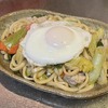 本日のおうちランチは半熟卵のせ焼きうどん♪＜おうちごはんレシピ＞