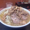 自家製極太平打ち麺と背脂びっしりの極上煮干しスープが激うまな二郎系ラーメン！！その名も『ニボMAX』カス脂がマジで美味すぎてやばい！！神奈川ラーメン百名店に選ばれた行列店肉煮干中華そば鈴木ラーメン店でぜひ！！