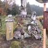 新宮八幡の鳥居両側にまつられる二基の庚申塔　大分県玖珠郡玖珠町大字塚脇