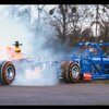 機械vs人間!レッドブルF1マシンとラグビー選手が相撲勝負!動画