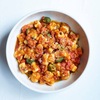 ニョッキGnocchi　イタリアのじゃがいも料理１　　イタリアでは「パスタは有名なのはもちろんですが，ジャガイモも美味しく革新的な方法で食事に取り入れられています」とのこと．代表がニョッキ．日本でも，そして，英語圏，本国イタリアでも「ニョッキはパスタか？」と疑問に思う方が多いようで，英語でもイタリア語でもその解説をしたサイトも沢山見つかります．「料理上の定義から言えば，ニョッキもダンプリングの部類に入りますが，調理法からソースのかけ方，メニューのどこに載せるかまで，パスタとして扱われます」