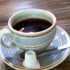 「アザレアギャラリー」でのカフェ。木彫り人形と共に