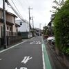 比較的暖かい朝とベランダに締め出された女性