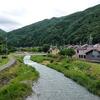 奈良井宿の奈良井川と二百地蔵（長野県塩尻市）