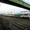 予讃線高松駅近くで快速マリンライナーの交換