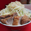 ラーメン二郎 上野毛店 - シャキシャキさっぱりヤサイ。飲み物ポジションスープ。クニクニ食感の模範的なカタメ麺。良質赤身のゴロゴロ豚。王蟲脂。茗荷生姜葱。柚子胡椒。ちょっとしたアイテム一つ二つで、この一丼から無限に可能性が広がっていく。ファン垂涎な稀有で貴重な一杯を感謝堪能。