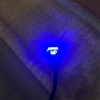 セリアの青色に光るiPhone用充電ケーブル。暗くても表裏がわかる。
