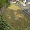 空地の周りの刈り残した雑草を刈ったら、