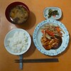 野菜と鶏肉の炒め物: 手軽な昼ごはんのおかずを楽しむ。