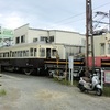 レトロ電車23号とデカ1が仏生山駅舎近くで