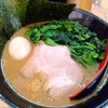センター北「麺屋歩輝勇」で味玉ほうれん草増しラーメン。豚骨濃厚とろみのあるスープに麺とライスとトッピング、合わない訳はない！      