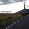 足立山のシルエットを照らしながら、夕陽が