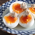 コンビニで手に入るものを混ぜるだけで「半熟たまご」を最強おつまみにする方法【エダジュン】 