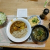 カレーライス。きゅうりとレタス。油揚げ