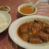 「獅門酒楼」にて牛バラ肉とトマトの煮込み