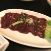 【絶品レバ刺し】叙々苑と同じ味なのに激安で超うまい焼肉屋を爆裂紹介！！【バンコク炭火焼肉三休】