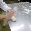 パン工房  成形や焼き上がったパン、振り分けなど