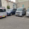 会社の駐車場で、営業ナンバーの軽バンから、