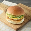 ファミリーマートから「チーズてりやきたまごバーガー」が新登場！パティ・たまご・チーズ・てりやきソースの新商品です