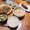 休日の朝は、ストック食材を並べた朝ご飯