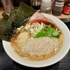 【今週のラーメン５５７７】鮮馬刺よかもん市場 美盛（東京・三鷹駅北口）ラーメン 生姜醤油 ＋ 替え玉　〜素朴で上品な中華そばに大量の泡のような背脂と生姜がドッキング！見るだけで興奮！