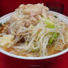 ラーメン二郎 上野毛店 - スープはいつになく油分多めでジューシー。液油がスープに及ぼす影響を改めて考察。ヤサイは口当たりを限りなく阻害しない、絶妙に丁度良いクタ加減。製麺助手さんも手応えありとの麺は、いつもよりも若干太めで適度に柔らかく、少しウェービーに癖のある仕上がり。豚は安心感しかないシンプル赤身。とにかく安心感に帰結する一杯。まさかの香川トークお客さん然り、日々の一杯ごとに一期一会な上野毛の風景。