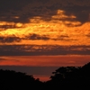 昨日、雨を降らせた空に、夕陽夕焼けが‥