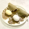 『とらや』御膳餡（こし餡）と味噌餡の柏餅。この時期マスト、毎年のお楽しみ行事菓子。
