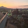 ２階に上がってみると、夕陽が沈んだ足立山麓から