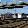 JR四国121系赤色帯　今度は多度津駅で貨物列車と