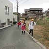 登校の風景：立春　曇り空、風寒く