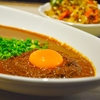 荻窪の「吉田カレー」でMIX辛口多め、キーマダブル卵黄1つ、中華アチャールダブル。