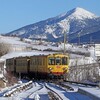 雪のピレネー　旧型の黄色い列車