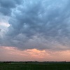 明るい夜の荒野の散歩