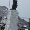 函館雑景⑫　冬の高田屋嘉兵衛像。