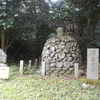 白山神社の石臼塚