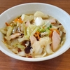 インスタントラーメンをアレンジして、簡単時短の野菜ラーメンを作る