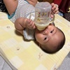 自分で哺乳瓶を持って飲めるようになりました。