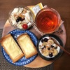 今日の朝食ワンプレート、チーズトースト、はちみつ紅茶、ビーンズキャベツサラダ、フルーツヨーグルト
