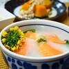 ♪サーモンとイカの紅白丼献立♪