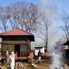 「佐久の季節便り」、落ち葉掃き、焚き火で「焼き芋」を楽しむ。