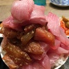 博多天神、福岡パルコでメガ盛りできる海鮮丼の「魚助食堂」で魚マウンテン造成おじさん。