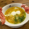 【Ramen ドゥエ Edo Japan @内幸町】新感覚のイタリアンラーメン。黄金のスープとチーズスープ二色の味を楽しめる完成度の高い逸品【らぁ麺生ハムフロマージュ ～リゾット用ご飯付き～】