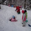 雪山で雪遊び