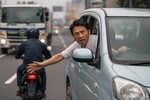 車からバイクを手で押し倒し重傷‼なぜ殺人未遂？驚きの真相