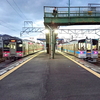 鴨川駅に止まる7200系電車と7000系電車